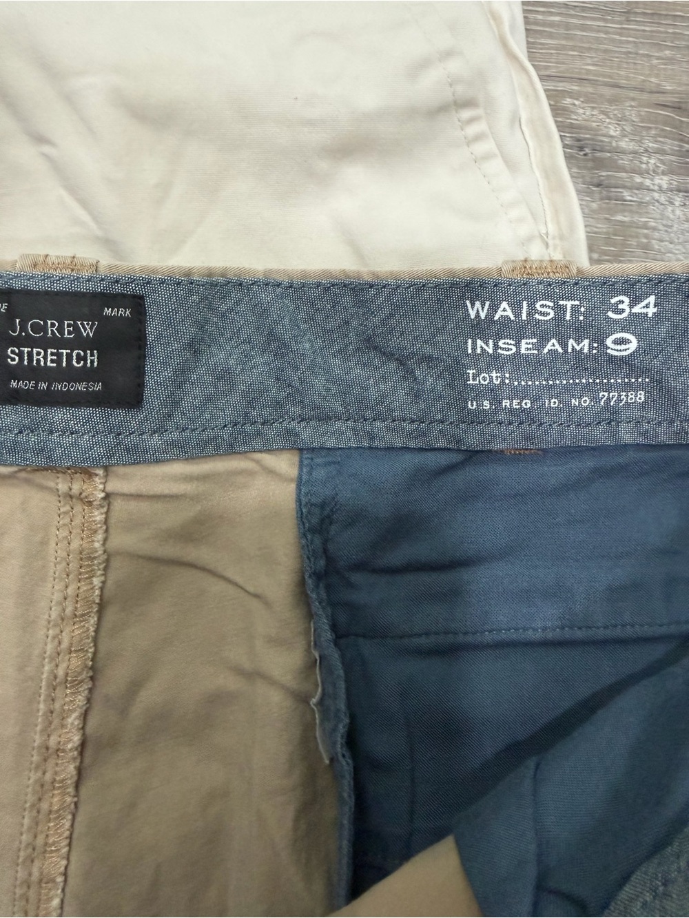 J. Crew Men's Flat Front Shorts in Khaki and Off-White - Picture 2 of 3